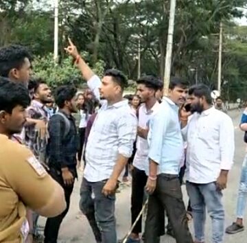 ಮುಗಿಯದ ಸಹ್ಯಾದ್ರಿ ಕಾಲೇಜ್ ವಿದ್ಯಾರ್ಥಿಗಳ ಪ್ರತಿಭಟನೆ ! ರಸ್ತೆ ತಡೆದು ಪ್ರತಿಭಟಿಸಿದ ವಿದ್ಯಾರ್ಥಿಗಳು ! ಇನ್ನು ಆರಂಭವಾಗಿಲ್ಲ ಶೈಕ್ಷಣಿಕ ತರಗತಿಗಳು !