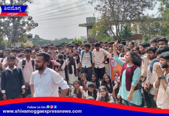 ಸಹ್ಯಾದ್ರಿ ವಿಜ್ಞಾನ ಕಾಲೇಜಿನಲ್ಲಿ ತರಗತಿ ಬಹಿಷ್ಕರಿಸಿ  ವಿದ್ಯಾರ್ಥಿಗಳ ಪ್ರತಿಭಟನೆ ! ಅತಿಥಿ ಉಪನ್ಯಾಸಕನ ಲೈಂಗಿಕ ಕಿರುಕುಳ ಆರೋಪಿಸಿ ರಸ್ತೆ ಗಿಳಿದ  ವಿದ್ಯಾರ್ಥಿಗಳು ! 