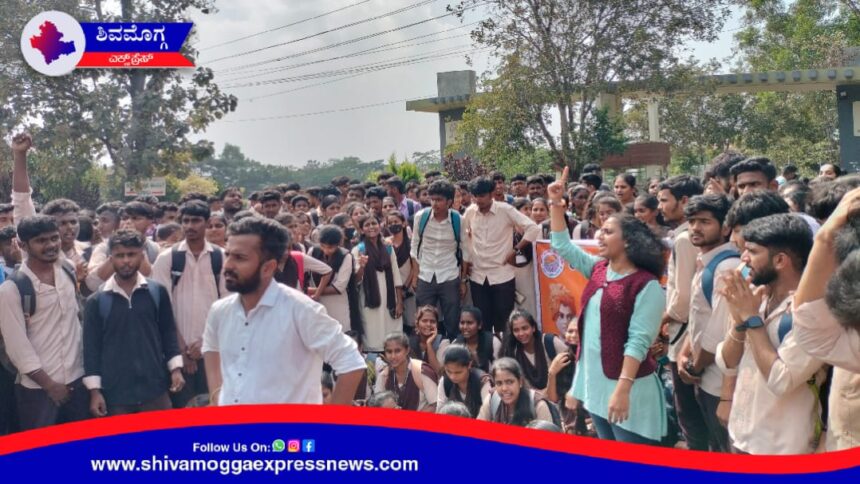IMG-20240105-WA0048 ಸಹ್ಯಾದ್ರಿ ವಿಜ್ಞಾನ ಕಾಲೇಜಿನಲ್ಲಿ ತರಗತಿ ಬಹಿಷ್ಕರಿಸಿ  ವಿದ್ಯಾರ್ಥಿಗಳ ಪ್ರತಿಭಟನೆ ! ಅತಿಥಿ ಉಪನ್ಯಾಸಕನ ಲೈಂಗಿಕ ಕಿರುಕುಳ ಆರೋಪಿಸಿ ರಸ್ತೆ ಗಿಳಿದ  ವಿದ್ಯಾರ್ಥಿಗಳು !