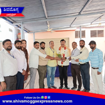 ಎನ್.ಎಚ್.ಎಂ ನೌಕರರಿಂದ ಆಯನೂರ್   ಮಂಜುನಾಥ್ ರವರಿಗೆ ಅಭಿನಂದನೆ