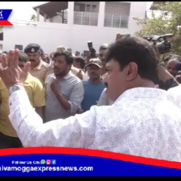 ಪ್ರತಿಭಟನಾ ನಿರತ ವಿಐಎಸ್ಎಲ್ ಕಾರ್ಮಿಕರಿಗೆ ಎಳ್ಳು ಬೆಲ್ಲ ಹಂಚಿದ ಸಂಸದ ಬಿ ವೈ ರಾಘವೇಂದ್ರ ಮತ್ತು ಶಾಸಕ ಚೆನ್ನಬಸಪ್ಪ