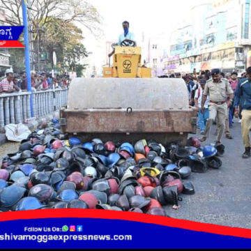 ಶಿವಮೊಗ್ಗದ ಗೋಪಿ ಸರ್ಕಲ್ ನಲ್ಲಿ ಹಾಫ್ ಹೆಲ್ಮೆಟ್ ಮತ್ತು ಸೈಲೆನ್ಸರ್ ಗಳ ಮೇಲೆ ಬುಲ್ಡೋಜರ್ ಹತ್ತಿಸಿದ ಶಿವಮೊಗ್ಗ ಪೊಲೀಸರು !
