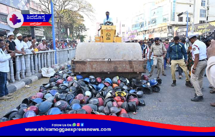 Screenshot_20240202-155329 ಶಿವಮೊಗ್ಗದ ಗೋಪಿ ಸರ್ಕಲ್ ನಲ್ಲಿ ಹಾಫ್ ಹೆಲ್ಮೆಟ್ ಮತ್ತು ಸೈಲೆನ್ಸರ್ ಗಳ ಮೇಲೆ ಬುಲ್ಡೋಜರ್ ಹತ್ತಿಸಿದ ಶಿವಮೊಗ್ಗ ಪೊಲೀಸರು !