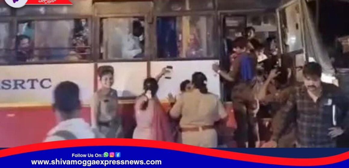ಸೀಟಿಗಾಗಿ ಮಹಿಳೆಯರಿಬ್ಬರ ಗಲಾಟೆ ! ಗಲಾಟೆ ನಿಯಂತ್ರಿಸಲಾಗದೆ  ಠಾಣೆಗೆ ತಂದು ಬಸ್ಸು ನಿಲ್ಲಿಸಿದ ಚಾಲಕ !