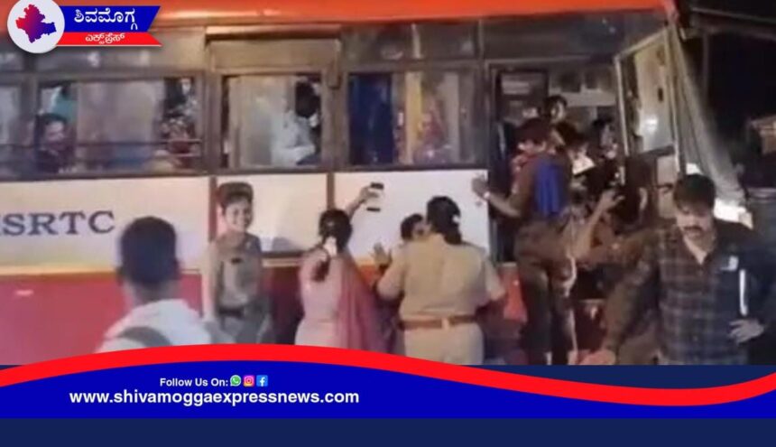 ಸೀಟಿಗಾಗಿ ಮಹಿಳೆಯರಿಬ್ಬರ ಗಲಾಟೆ ! ಗಲಾಟೆ ನಿಯಂತ್ರಿಸಲಾಗದೆ  ಠಾಣೆಗೆ ತಂದು ಬಸ್ಸು ನಿಲ್ಲಿಸಿದ ಚಾಲಕ !