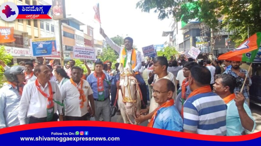 ಸರ್ಕಾರದ ವಿರುದ್ಧ ಬಿಜೆಪಿ ವಿನೂತನ ಪ್ರತಿಭಟನೆ ! ಕುದುರೆ ಏರಿ ಬಂದ ಡಿ ಎಸ್ ಅರುಣ್ !