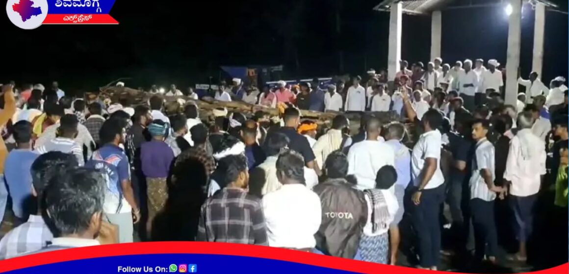 ಹಾವೇರಿ ಘಟನೆ  : ಎಮ್ಮೆಹಟ್ಟಿ ಗ್ರಾಮದಲ್ಲಿ 9 ಜನರ ಸಾಮೂಹಿಕ ಅಂತ್ಯಸಂಸ್ಕಾರ !