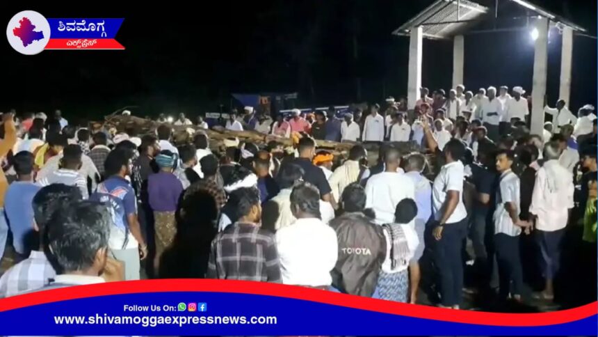 ಹಾವೇರಿ ಘಟನೆ  : ಎಮ್ಮೆಹಟ್ಟಿ ಗ್ರಾಮದಲ್ಲಿ 9 ಜನರ ಸಾಮೂಹಿಕ ಅಂತ್ಯಸಂಸ್ಕಾರ !