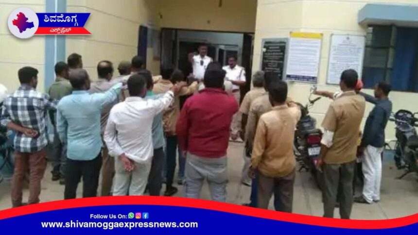 ಟ್ರಾಫಿಕ್ ಉಲ್ಲಂಘನೆ ಮಾಡಿದ ಆಟೋ ಚಾಲಕರಿಗೆ ಠಾಣೆಯ ಮುಂದೆ ದೇವರ ಮೇಲೆ ಆಣೆ ಮಾಡಿಸಿದ ಪೊಲೀಸರು !