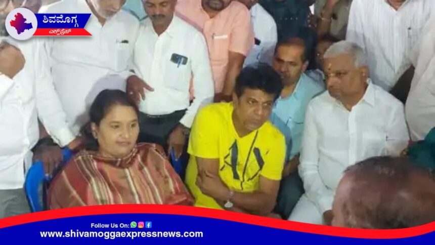 ಎಮ್ಮೆಹಟ್ಟಿ ಗ್ರಾಮಕ್ಕೆ ಗೀತಾ-ಶಿವರಾಜಕುಮಾರ್ ದಂಪತಿ ಭೇಟಿ ! ಮೃತರ ಕುಟುಂಬಕ್ಕೆ ತಲಾ ಒಂದು ಲಕ್ಷ ಪರಿಹಾರ !