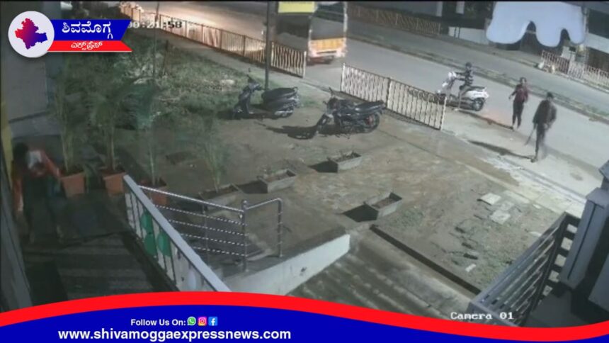 ಶಿವಮೊಗ್ಗದಲ್ಲಿ ಓಪನ್ ರೌಡಿಸಂ ! ನಗರದಲ್ಲಿ ಹೆಚ್ಚಾಯ್ತಾ ಪುಡಿರೌಡಿಗಳ ಅಟ್ಟಹಾಸ ? ಲಾಂಗ್ ಬೀಸಿದ ವಿಡಿಯೋ ವೈರಲ್ ! ಎಫ್ಐಆರ್ ದಾಖಲು !