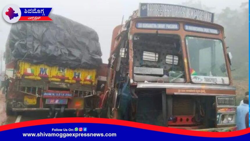 ಹುಲಿಕಲ್ ಘಾಟ್ ನಲ್ಲಿ 2 ಲಾರಿಗಳ ನಡುವೆ ಮುಖಾ-ಮುಖಿ ಡಿಕ್ಕಿ ! ಬೆಳಗ್ಗೆ 5 ಗಂಟೆಯಿಂದ ಸಂಚಾರ ಬಂದ್ ! ಸಾಲುಗಟ್ಟಿ ನಿಂತ ವಾಹನಗಳು !