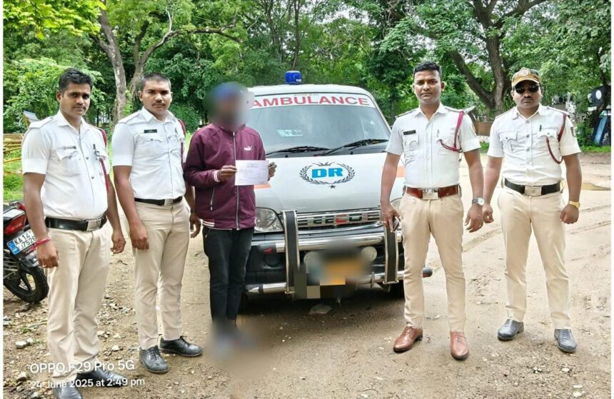 ಶಿವಮೊಗ್ಗ: ಪ್ರಾಣ ಉಳಿಸುವ ಆಂಬುಲೆನ್ಸ್ ಚಾಲಕನಿಂದಲೇ ‘ನಿರ್ಲಕ್ಷ್ಯದ ಚಾಲನೆ’ – ಕುಡಿದು ವಾಹನ ಓಡಿಸಿದ್ದಕ್ಕೆ ₹13,000 ದಂಡ!