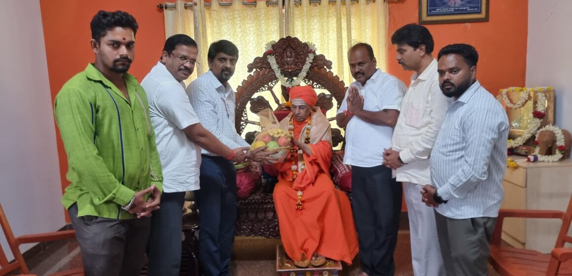 ಗುರು ಪೂರ್ಣಿಮಾ ವಿಶೇಷ: ಬೆಕ್ಕಿನ ಕಲ್ಮಠ ಶ್ರೀಗಳ ಆಶೀರ್ವಾದ ಪಡೆದ ಗಣ್ಯರು; ಗುರುಗಳ ಮಹತ್ವ ವಿವರಿಸಿದ ಶಾಸಕ ಡಿ.ಎಸ್. ಅರುಣ್