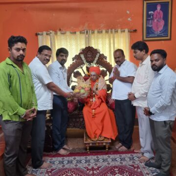 ಗುರು ಪೂರ್ಣಿಮಾ ವಿಶೇಷ: ಬೆಕ್ಕಿನ ಕಲ್ಮಠ ಶ್ರೀಗಳ ಆಶೀರ್ವಾದ ಪಡೆದ ಗಣ್ಯರು; ಗುರುಗಳ ಮಹತ್ವ ವಿವರಿಸಿದ ಶಾಸಕ ಡಿ.ಎಸ್. ಅರುಣ್
