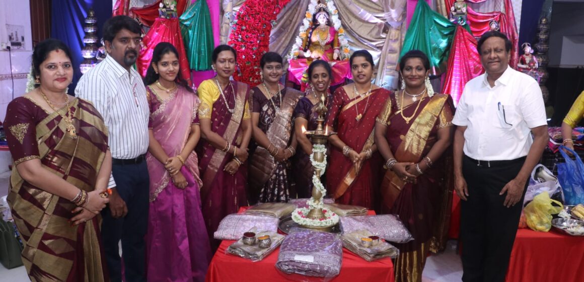 ಶಿವಮೊಗ್ಗದಲ್ಲಿ ಭಕ್ತಿಭಾವದ ಲಲಿತಾ ಸಹಸ್ರನಾಮ ಪೂಜೆ: 1008 ಸೀರೆಗಳಿಂದ ಅಲಂಕೃತಗೊಂಡ ಶ್ರೀ ಕನ್ನಿಕಾ ಪರಮೇಶ್ವರಿ! 🙏