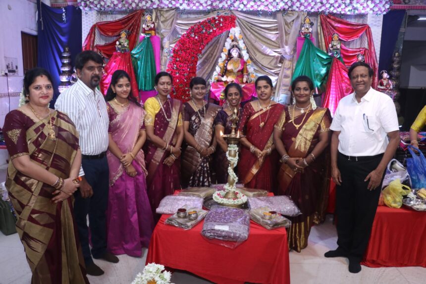 ಶಿವಮೊಗ್ಗದಲ್ಲಿ ಭಕ್ತಿಭಾವದ ಲಲಿತಾ ಸಹಸ್ರನಾಮ ಪೂಜೆ: 1008 ಸೀರೆಗಳಿಂದ ಅಲಂಕೃತಗೊಂಡ ಶ್ರೀ ಕನ್ನಿಕಾ ಪರಮೇಶ್ವರಿ! 🙏