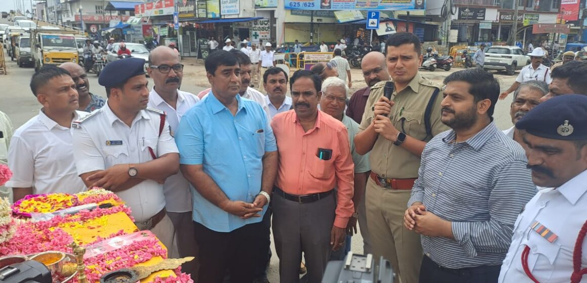 ರಸ್ತೆ ಸುರಕ್ಷತೆಗೆ ಆದ್ಯತೆ ನೀಡಿ: ಎಸ್ಪಿ ಮಿಥುನ್ ಕುಮಾರ್ ಕರೆ – ಸಿಗ್ನಲ್ ಲೈಟ್‌ಗೆ ಚಾಲನೆ
